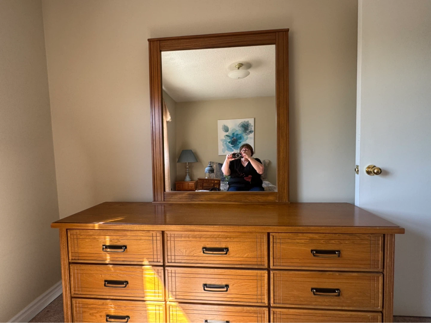 Ladies Dresser with Mirror & 2 nightstands - photo 3