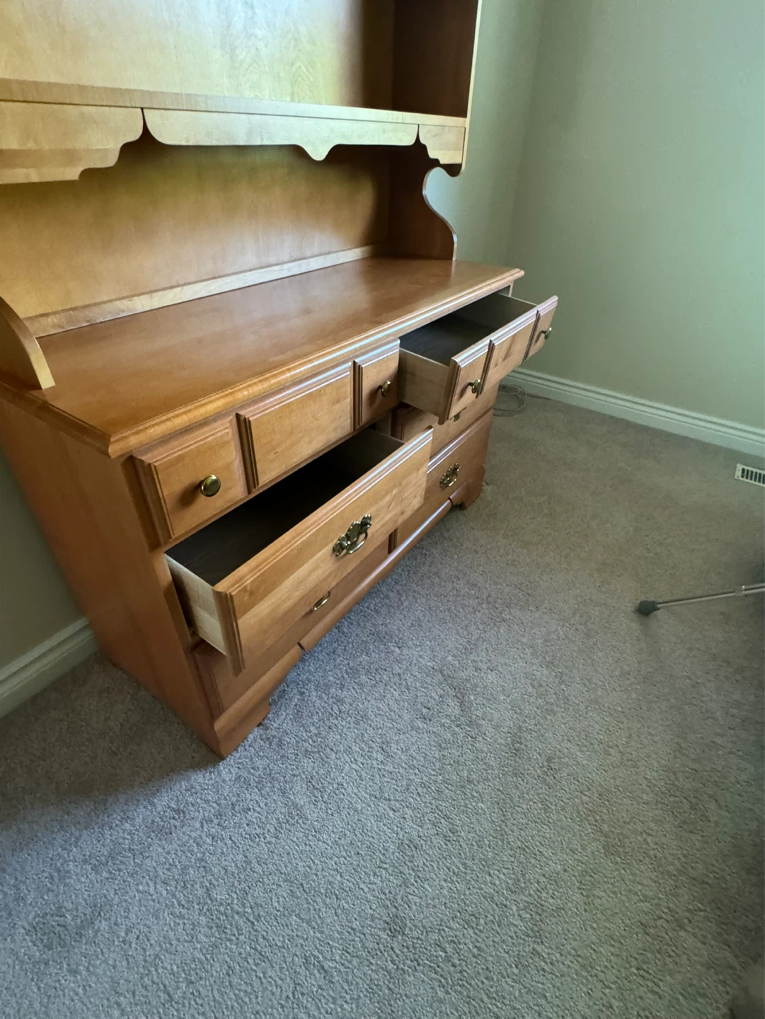Maple Dresser with Drawers & Hutch - photo 3