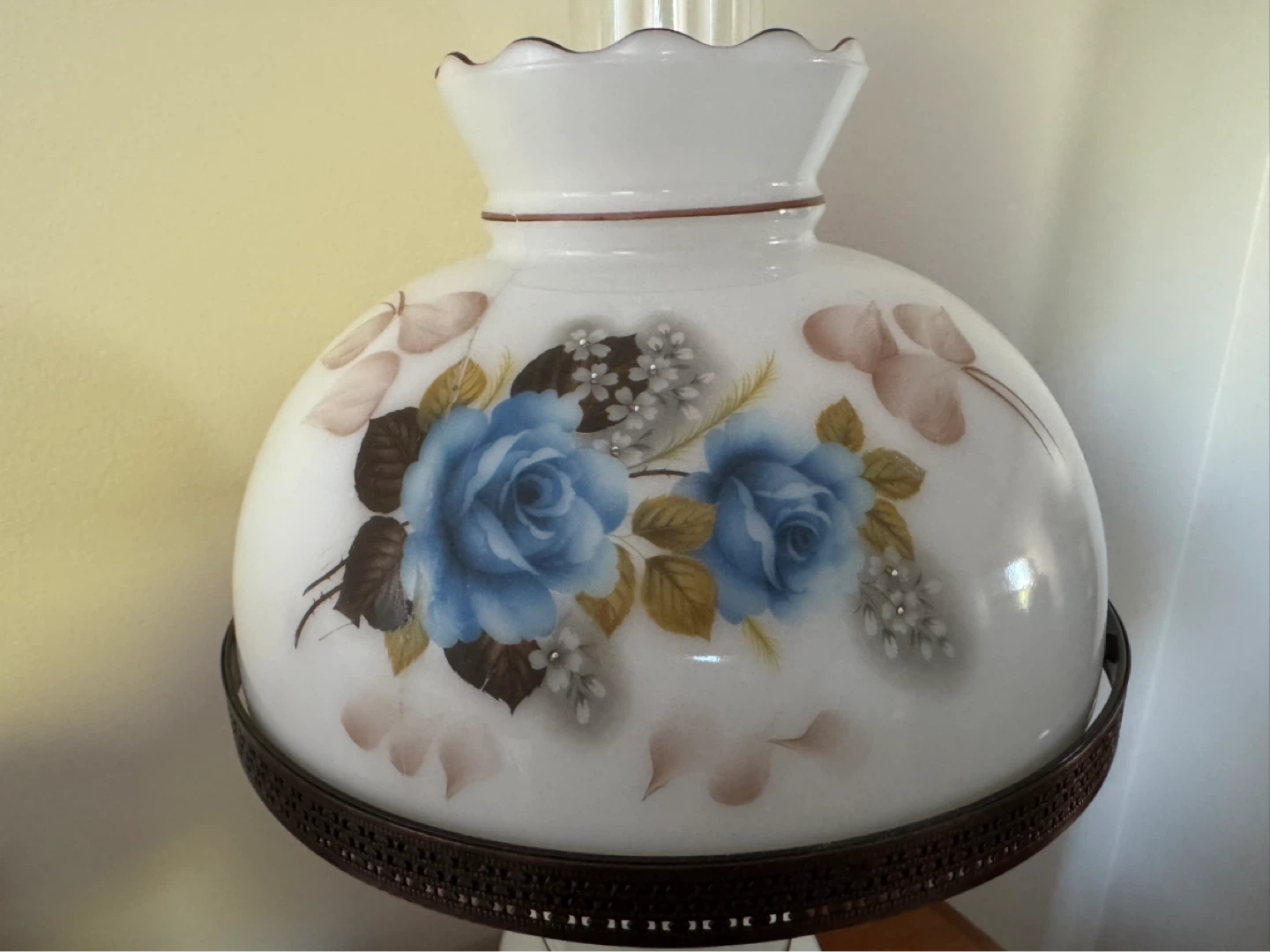 Pair of Roxton Antique Glass Lamps with Wood Base - photo 2
