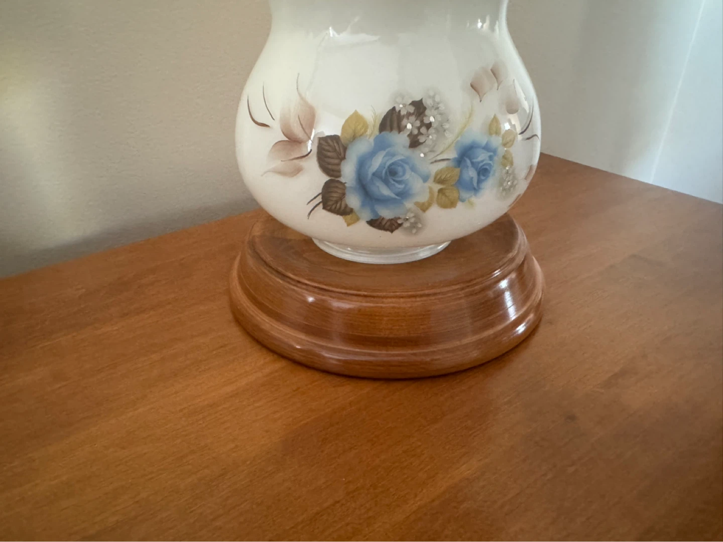 Pair of Roxton Antique Glass Lamps with Wood Base - photo 3
