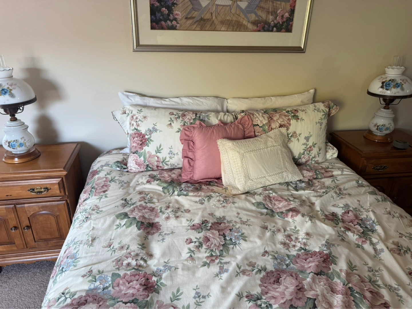 Queen size mattress, frame, duvet and accent pillows - photo 2