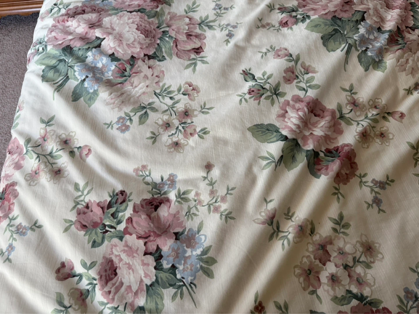 Queen size mattress, frame, duvet and accent pillows - photo 3