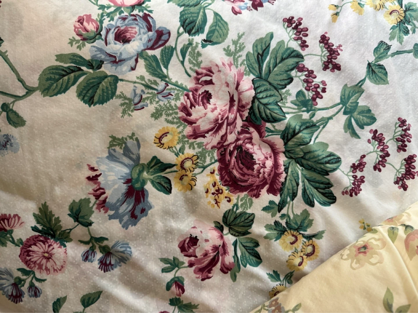 Queen size mattress, frame, duvet and accent pillows - photo 4
