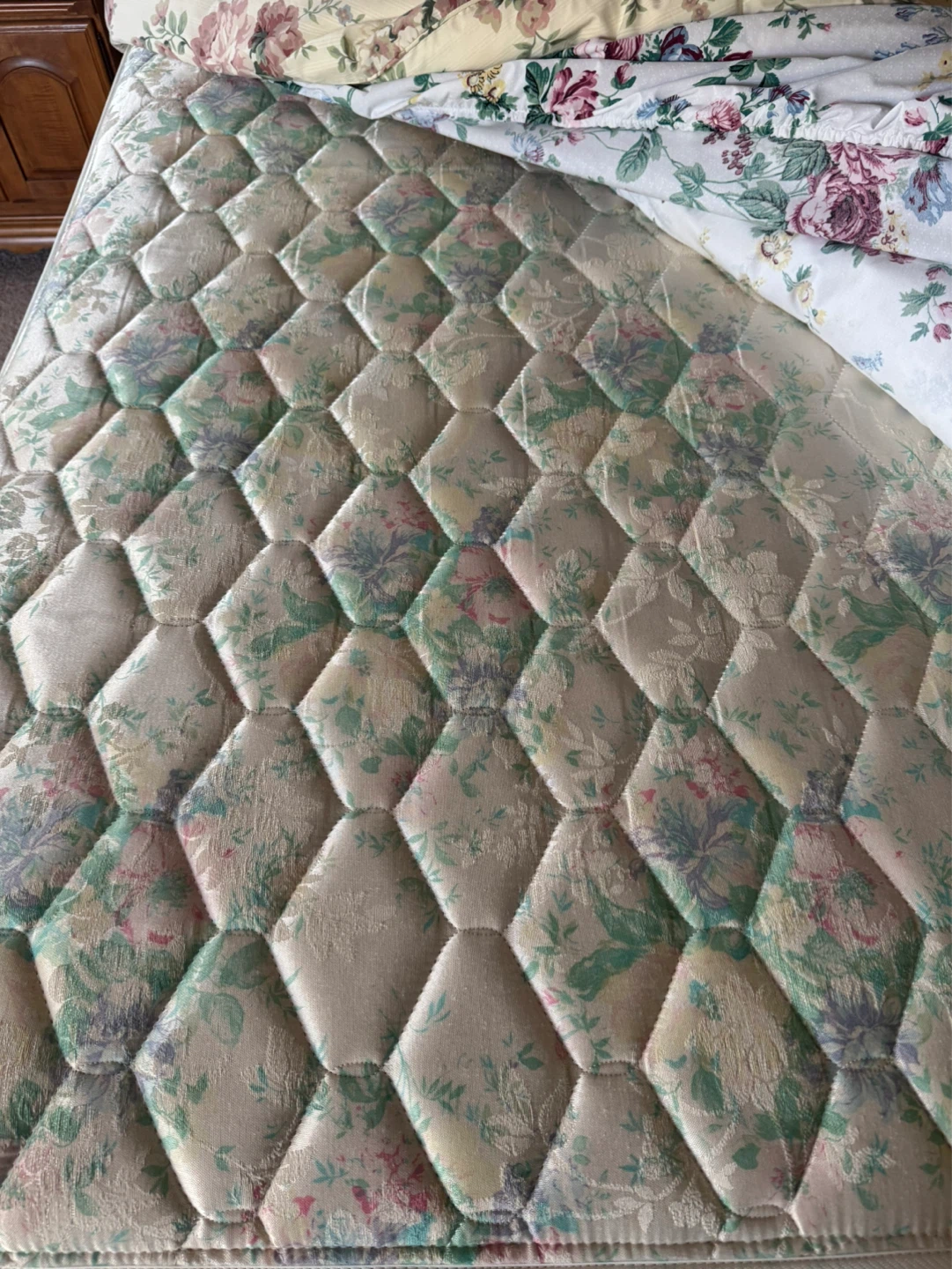 Queen size mattress, frame, duvet and accent pillows - photo 5