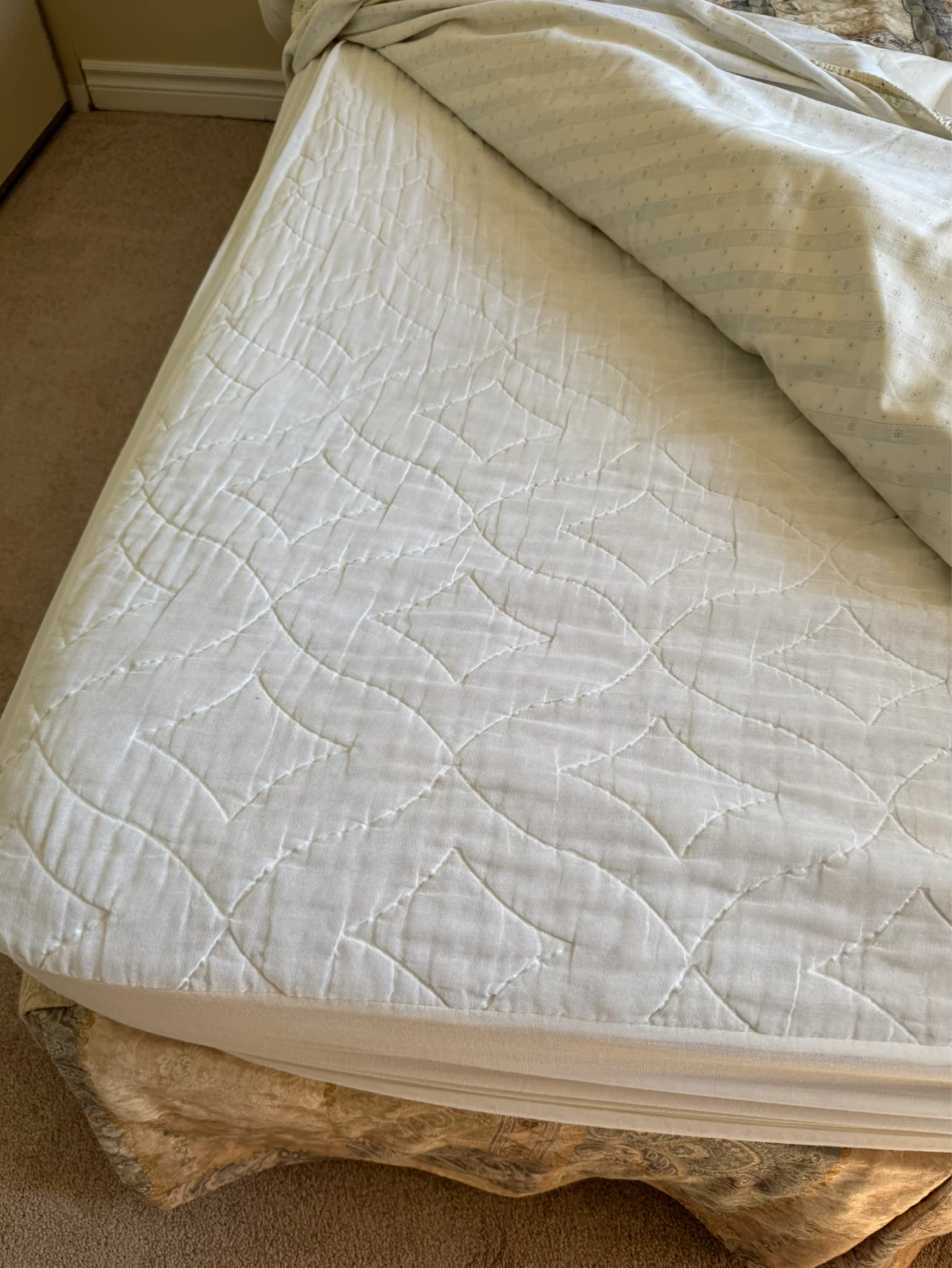 Double size mattress & linens - photo 3