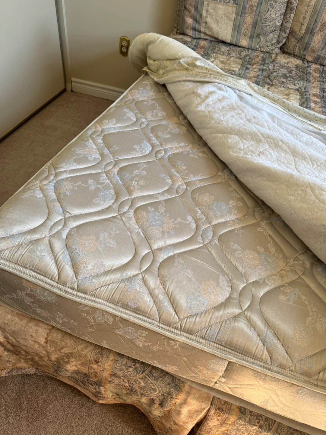 Double size mattress & linens - photo 4