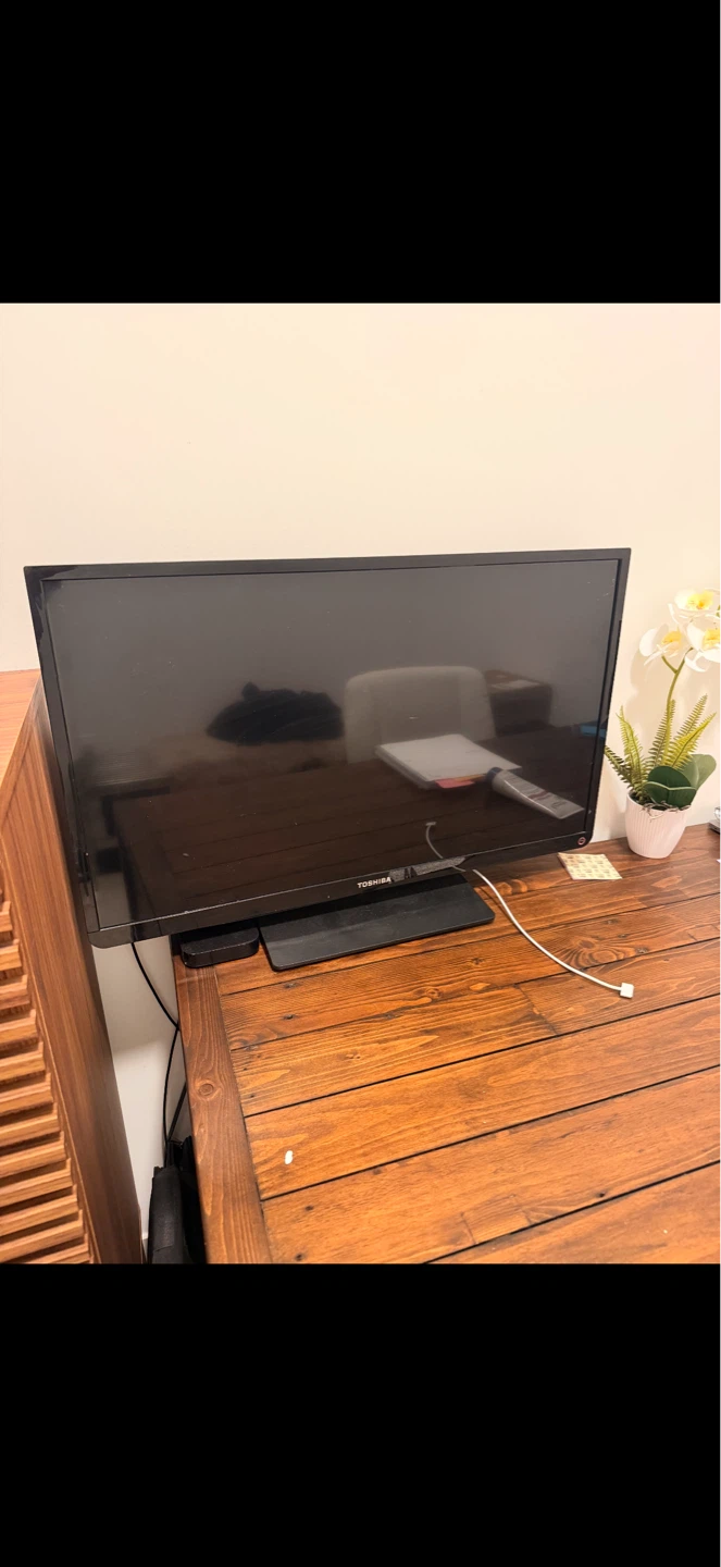 Toshiba 40” Flat Screen TV - photo 2