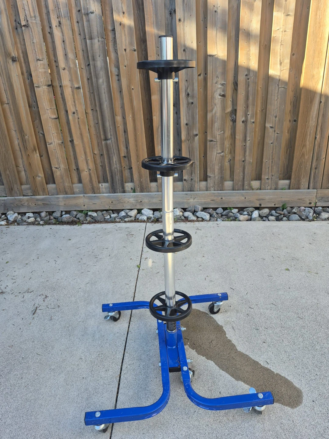 Tire stand with wheels