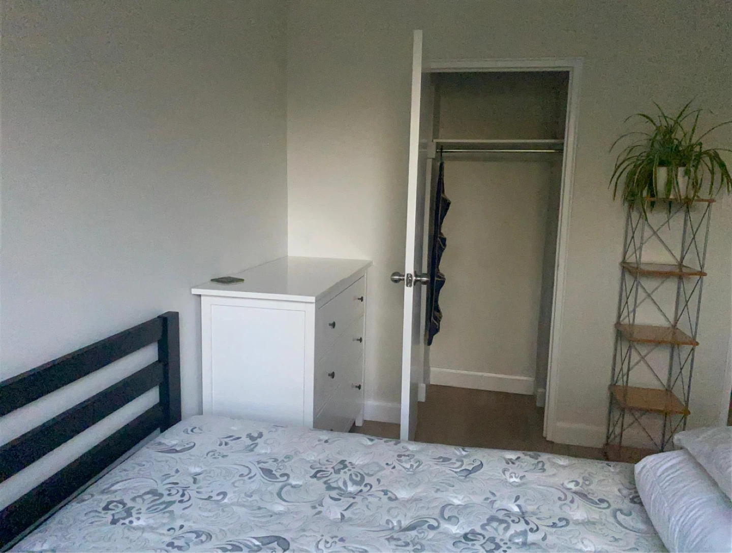 Only Female for rent room - photo 2