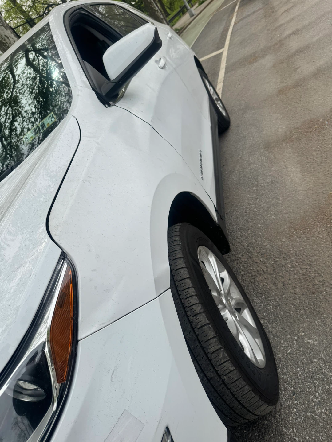 White Chevrolet Equinox SUV - photo 2