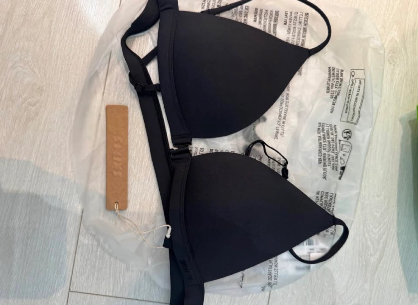 SKIMS Black Wireless Front Close Push Up Bra plus skims top - photo 3