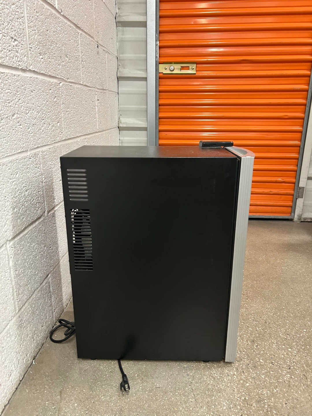 Black Wine Cooler Refrigerator - photo 4