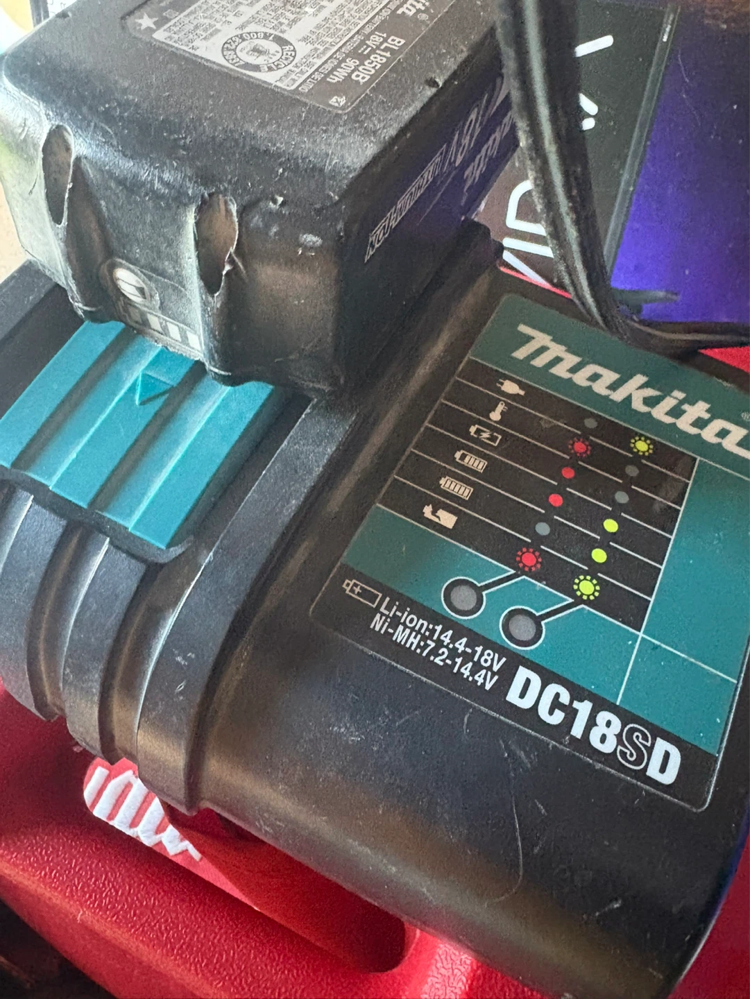 Makita DC18SD 18V Lithium-Ion Battery Charger - photo 2