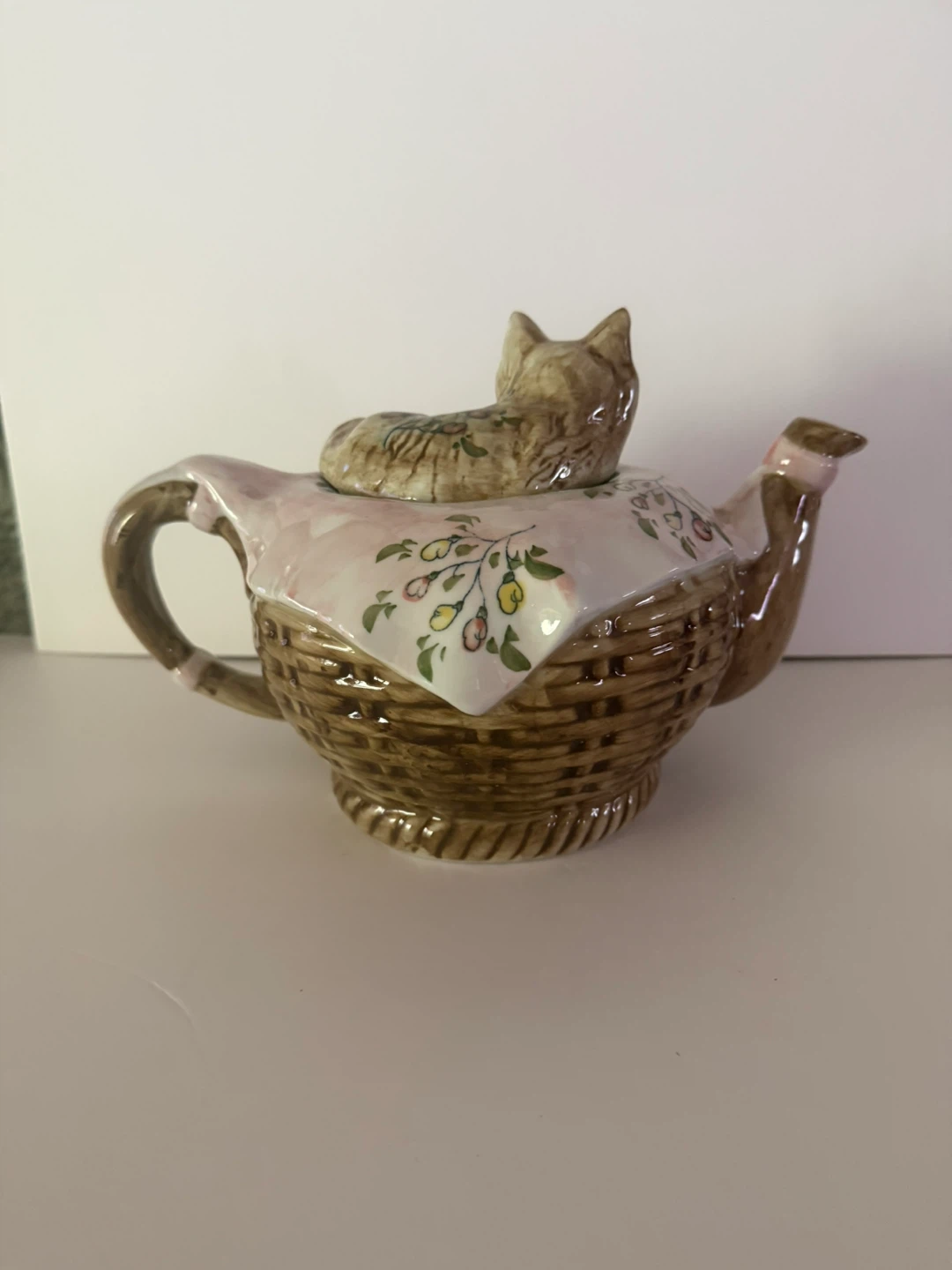 Cat on a basket teapot - photo 2
