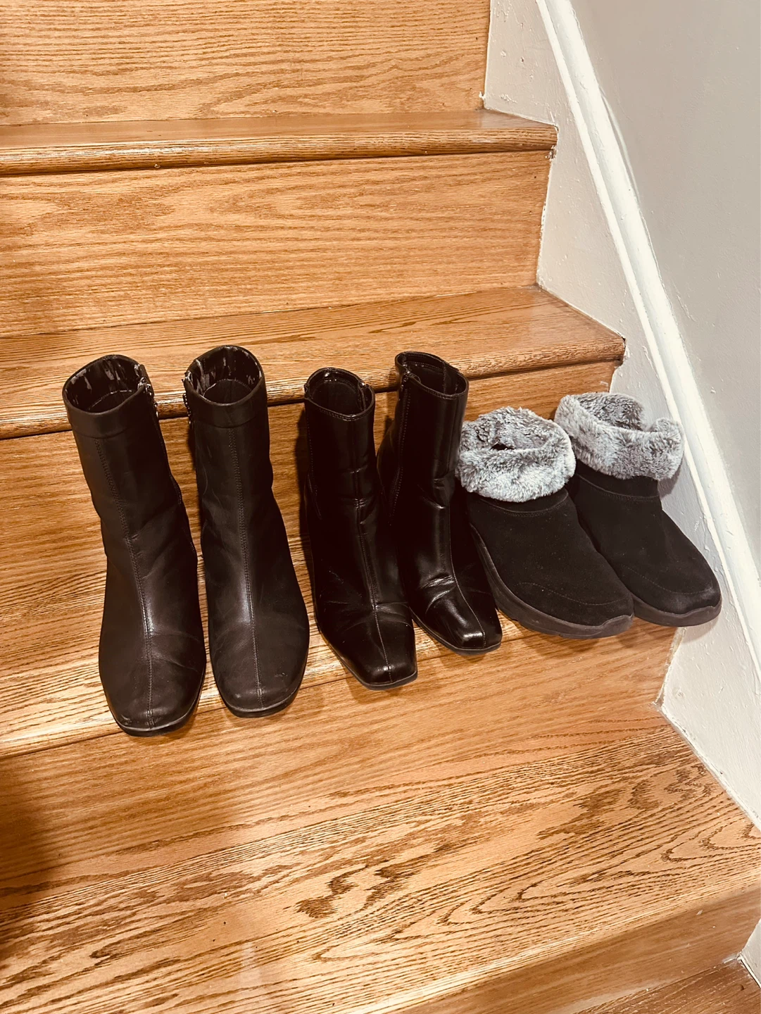 3 pairs of boots for 10 dillors