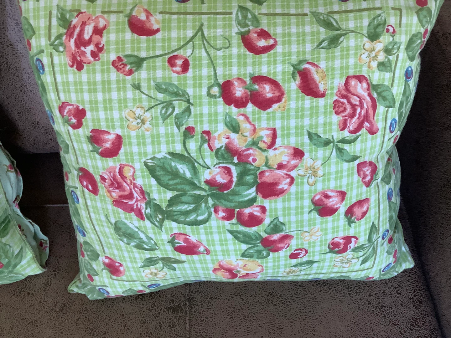 Two Sweet Floral Throw Cushions with Buttons 🐞 - photo 2
