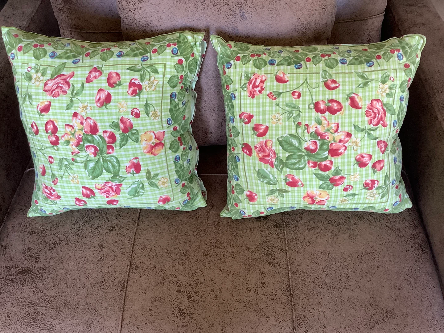 Two Sweet Floral Throw Cushions with Buttons 🐞 - photo 4