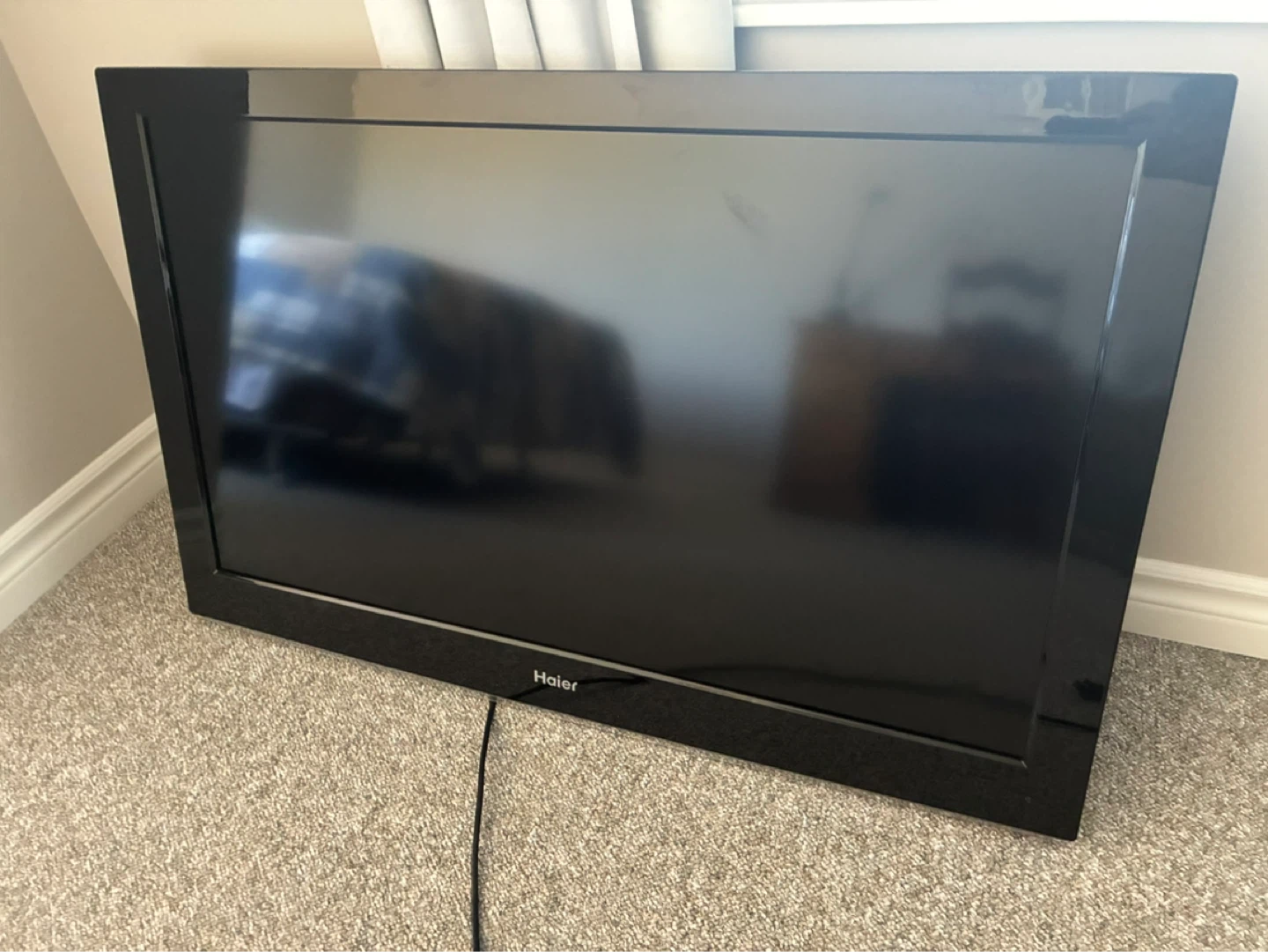 Haier L40F1180a 40-inch LCD TV with wall mount and remote