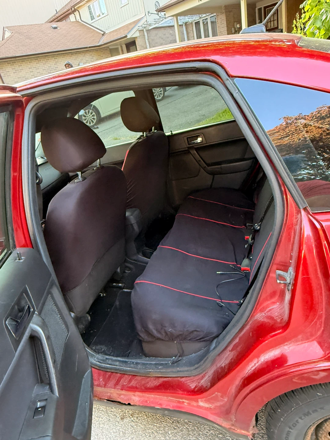 Red Ford Focus Sedan - photo 2