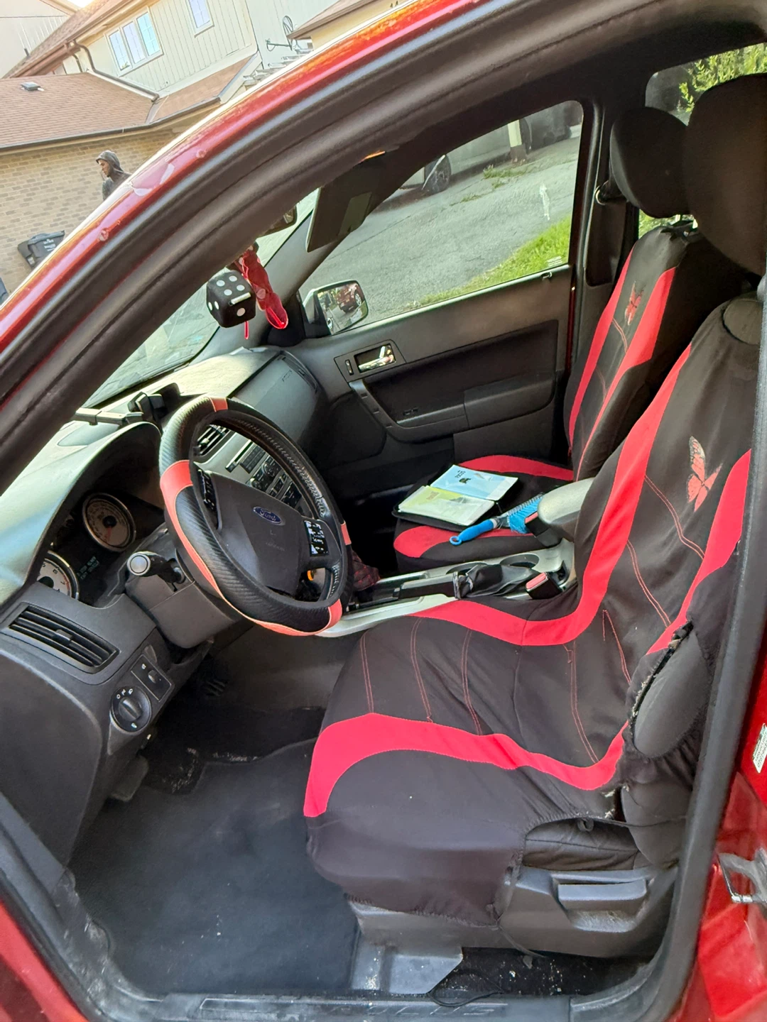 Red Ford Focus Sedan - photo 3