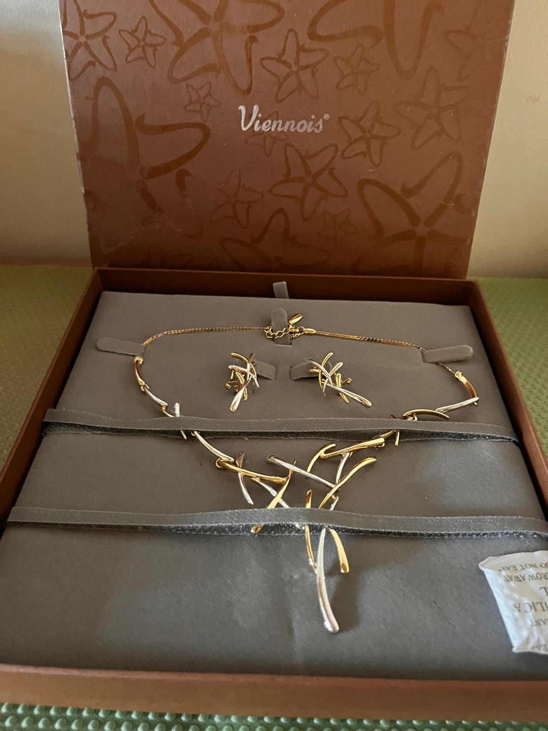 NEW Viennois Necklace and Earrings Set - photo 2