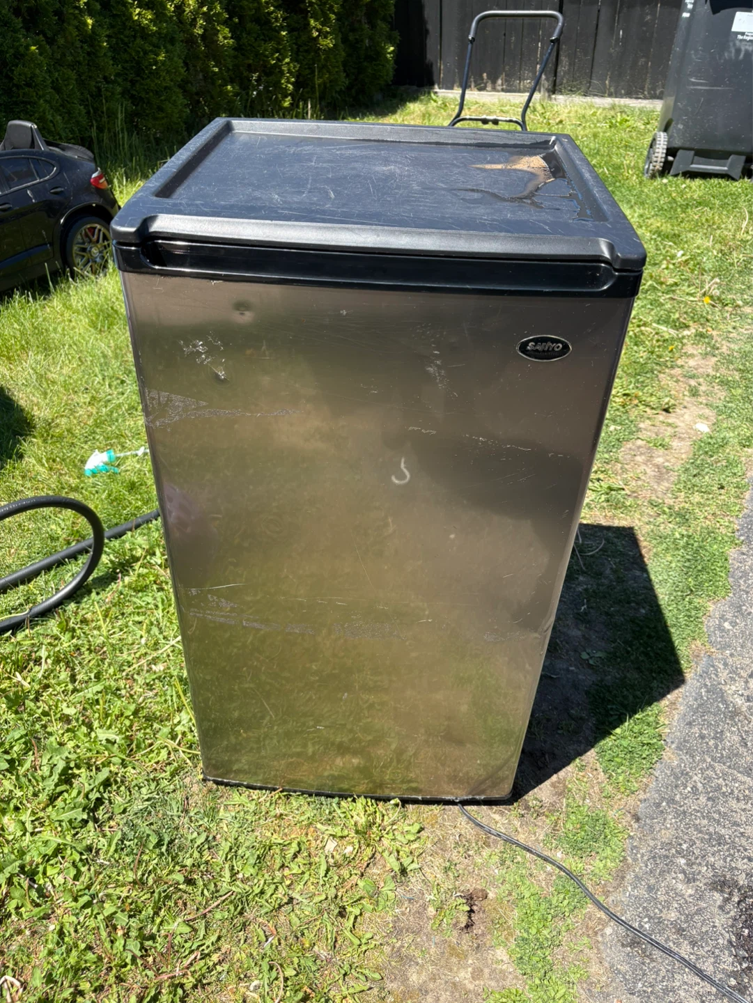 SANYO 3.7 cu. ft. Counter-High Refrigerator  / Black SR