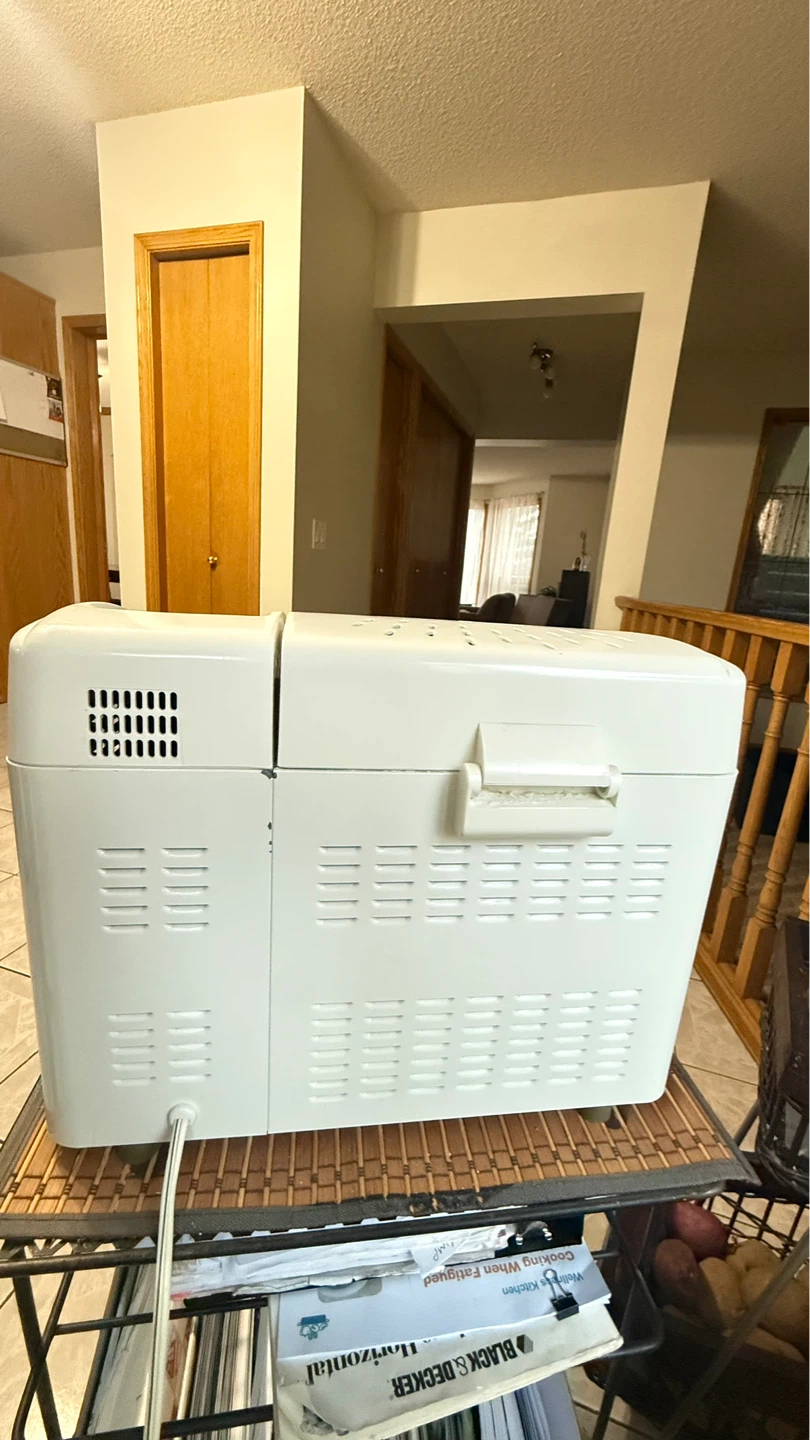 Moving Sale - Black & Decker All-in-One / Horizontal Breadmaker - photo 2