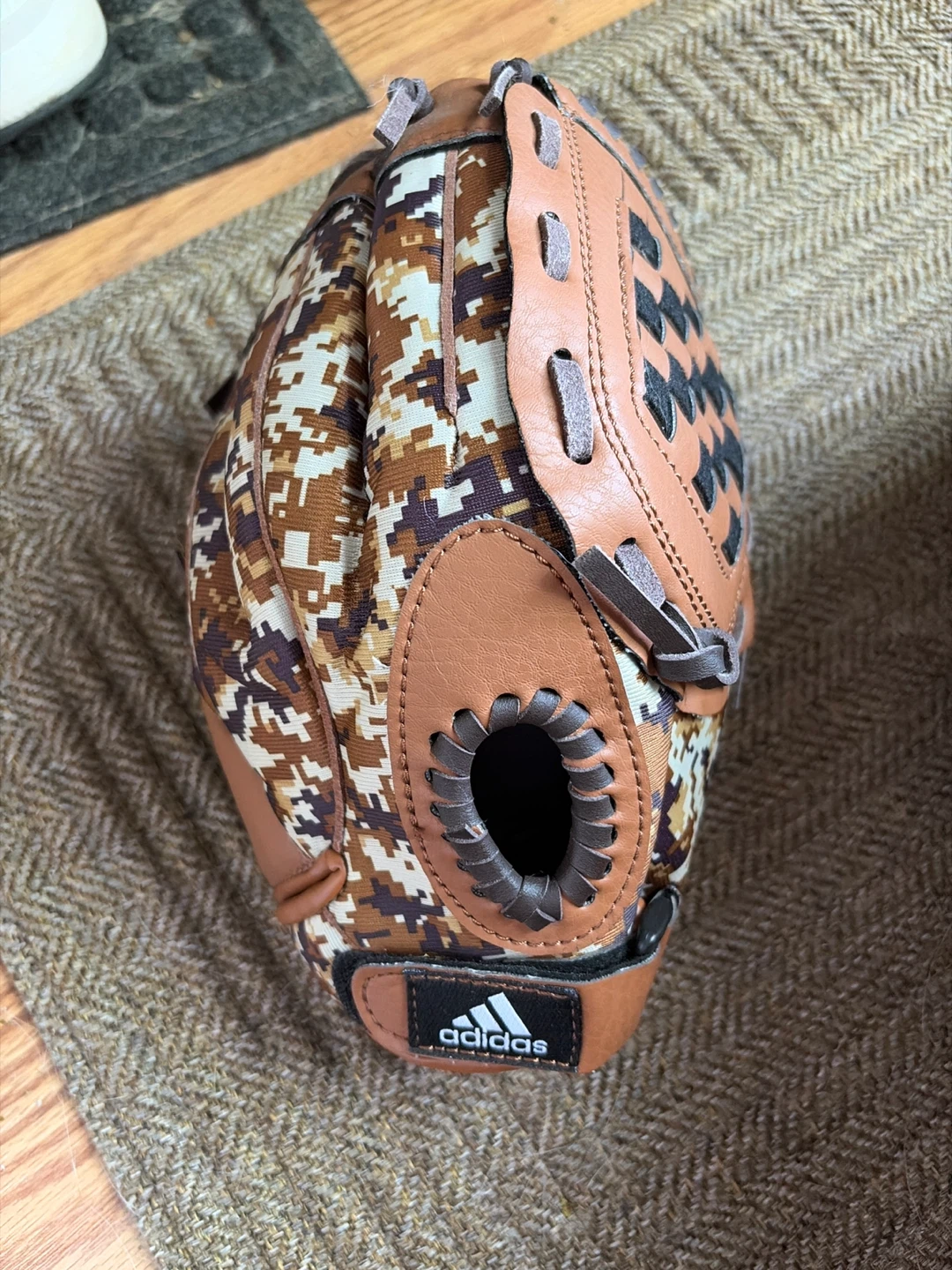 NEW!!! Adidas 10.5 Inch Baseball Glove - photo 2