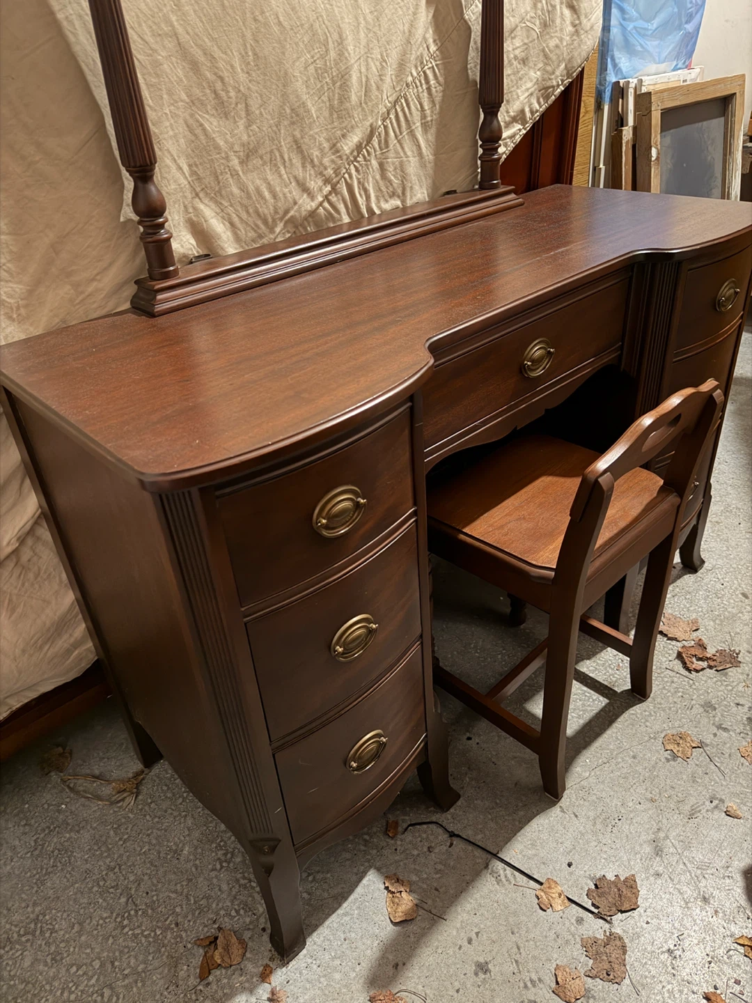 Coiffeuse ancienne avec miroir et chaise • antic