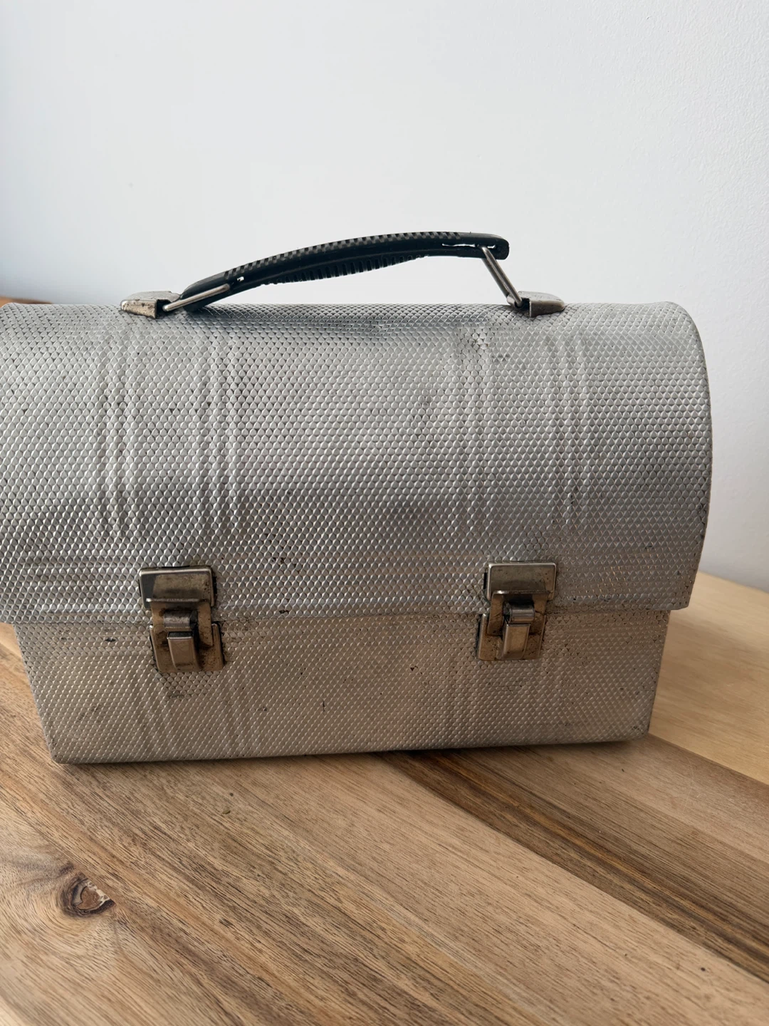 Boite a lunch et petit banc • lunch box and little stool