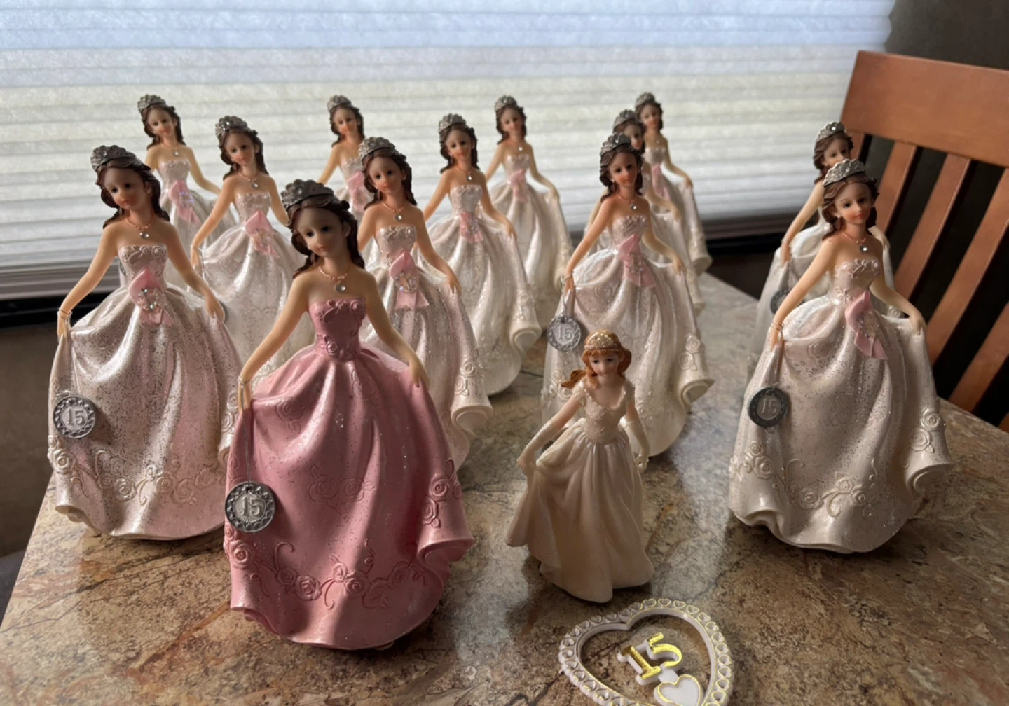 Set of 12 "Quinceañera" Figurines - photo 3