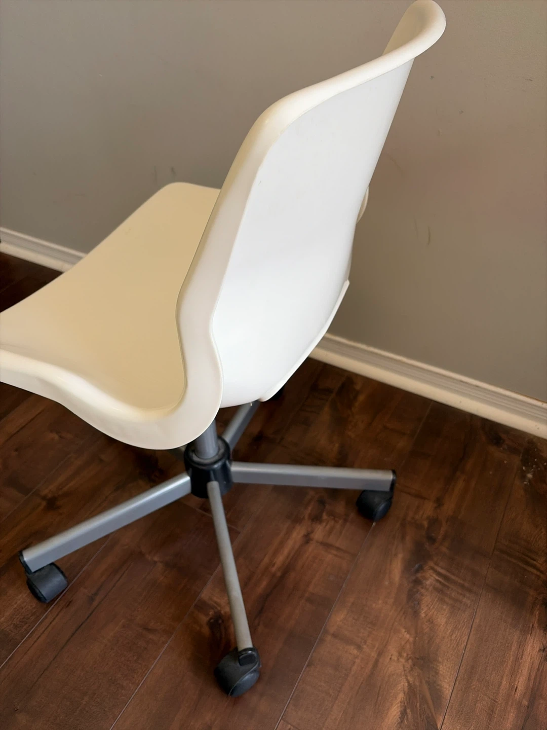 White Swivel Office Chair - photo 2