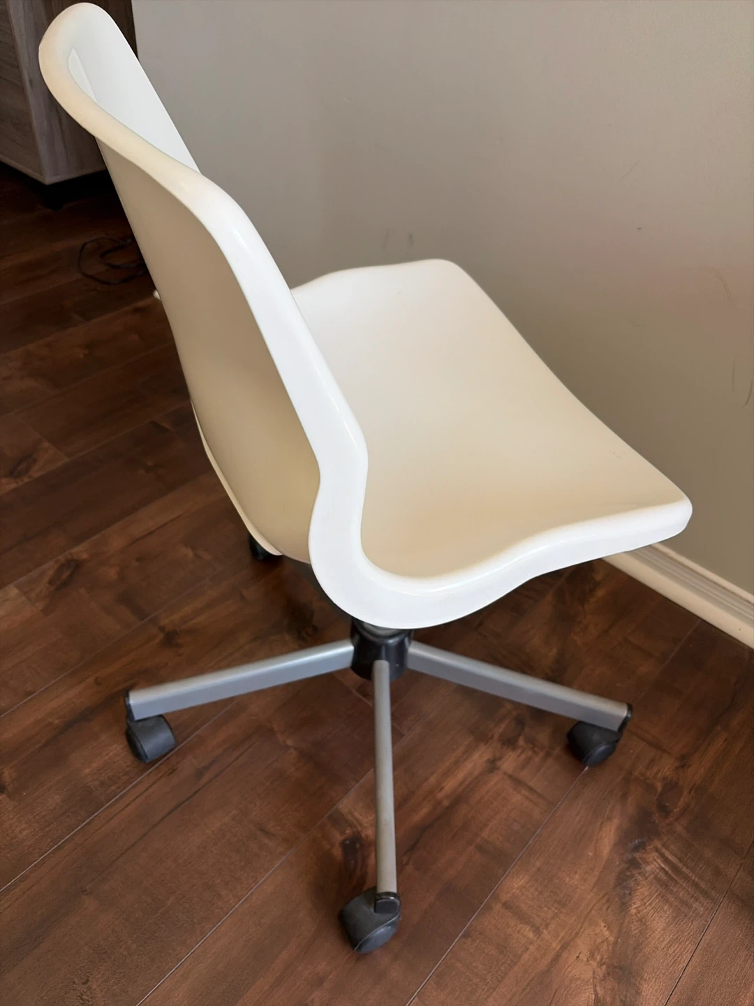 White Swivel Office Chair - photo 3
