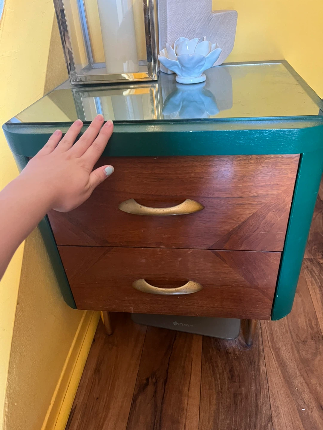 Vintage 2-Drawer Nightstand - photo 2