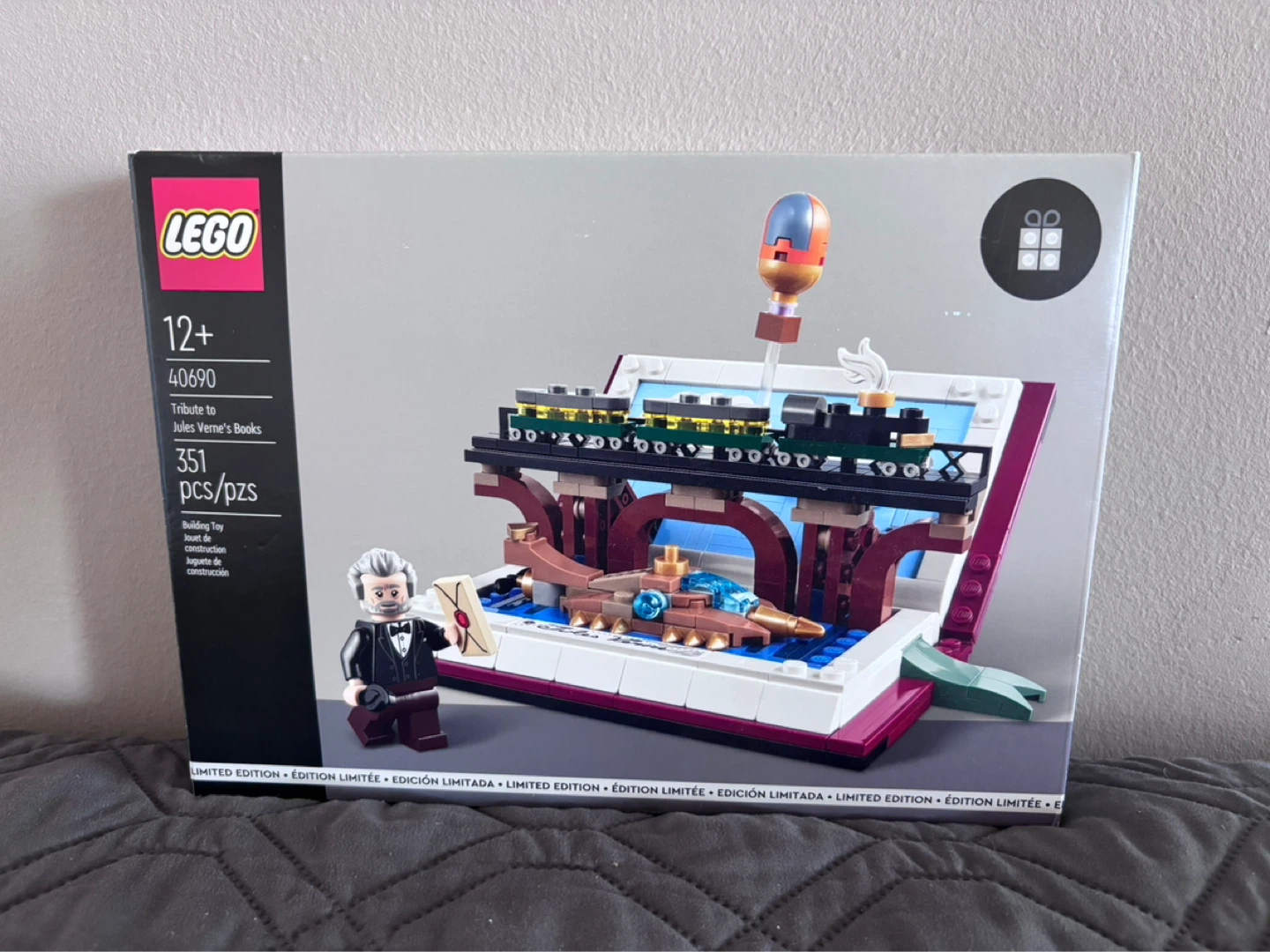 LEGO 40690 Tribute to Jules Verne's Books