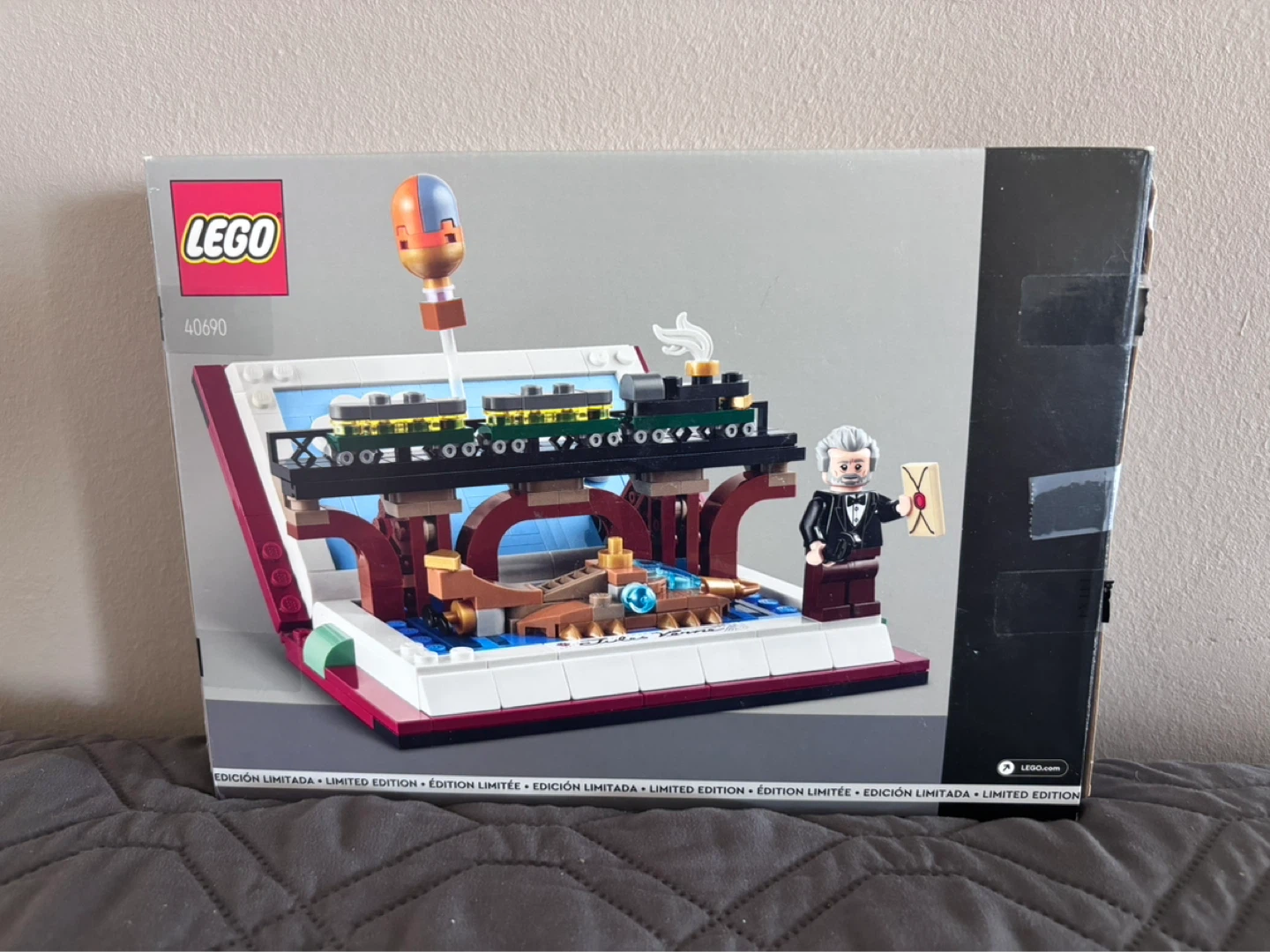 LEGO 40690 Tribute to Jules Verne's Books - photo 2