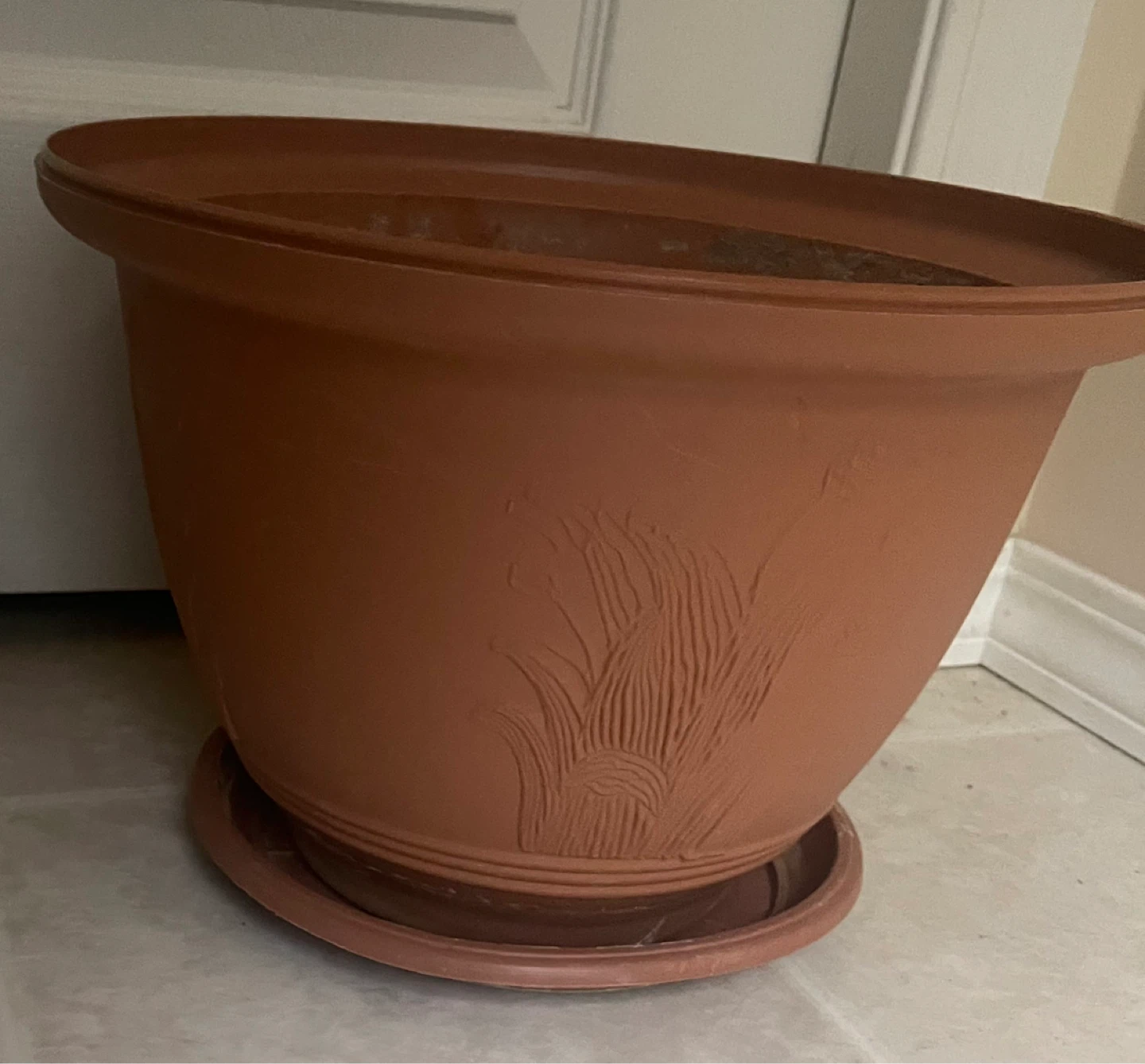 Terracotta coloured plant pot with saucer - photo 2