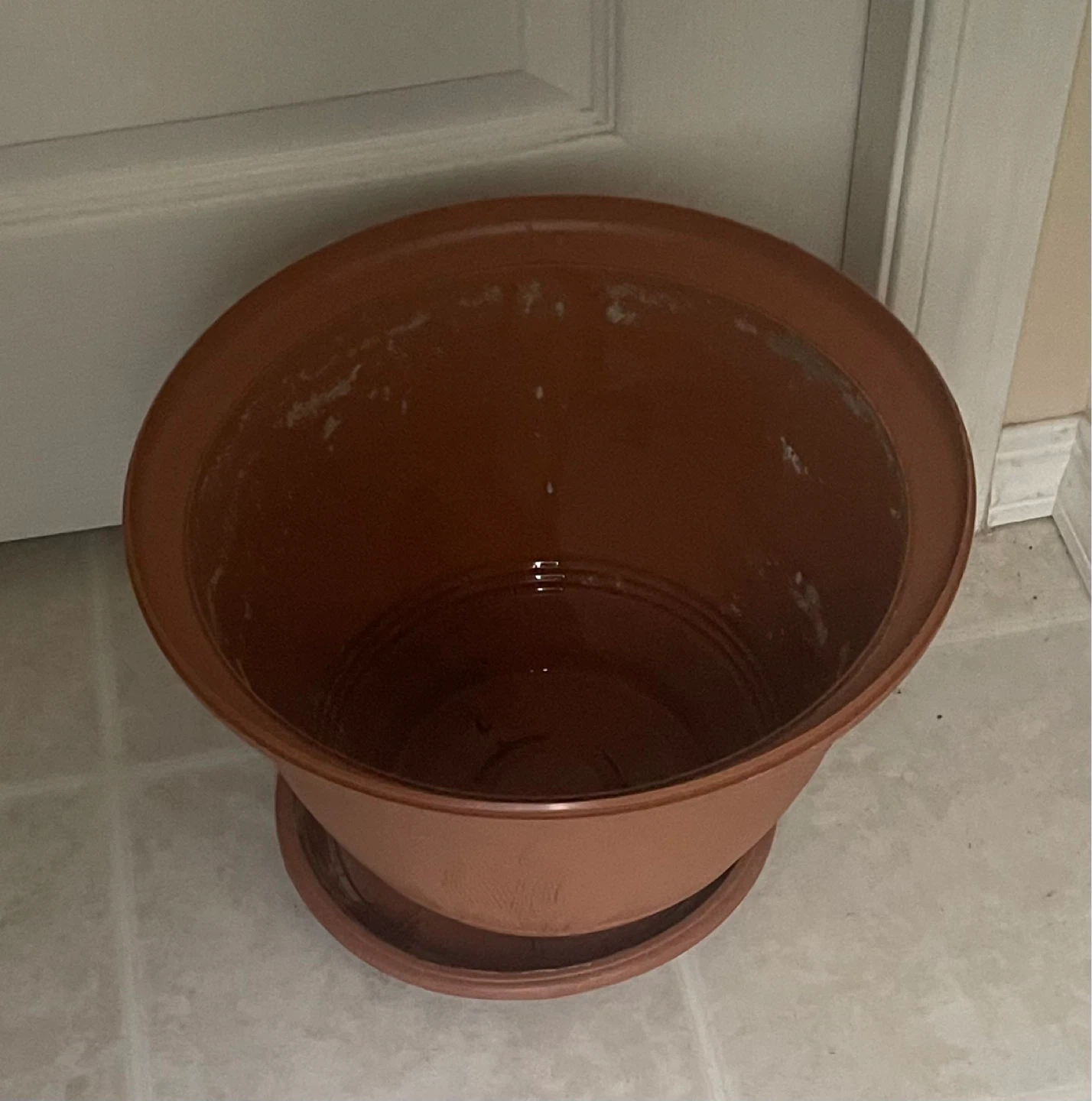 Terracotta coloured plant pot with saucer - photo 3
