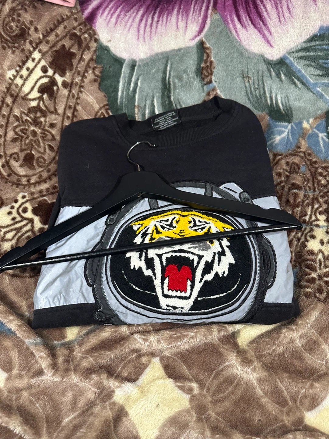 Black Crewneck Sweatshirt with Astronaut Tiger Graphic - photo 4
