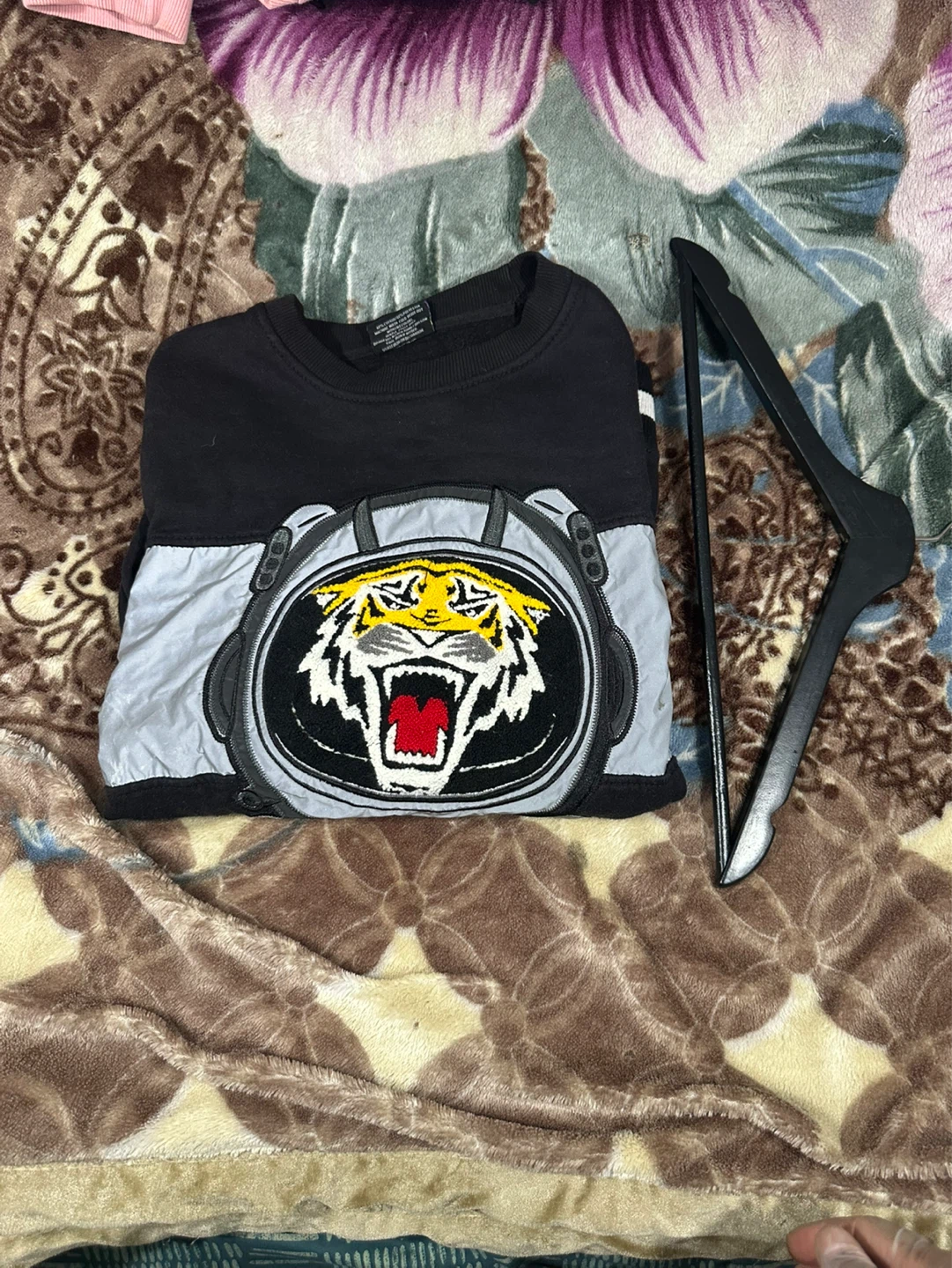 Black Crewneck Sweatshirt with Astronaut Tiger Graphic - photo 3