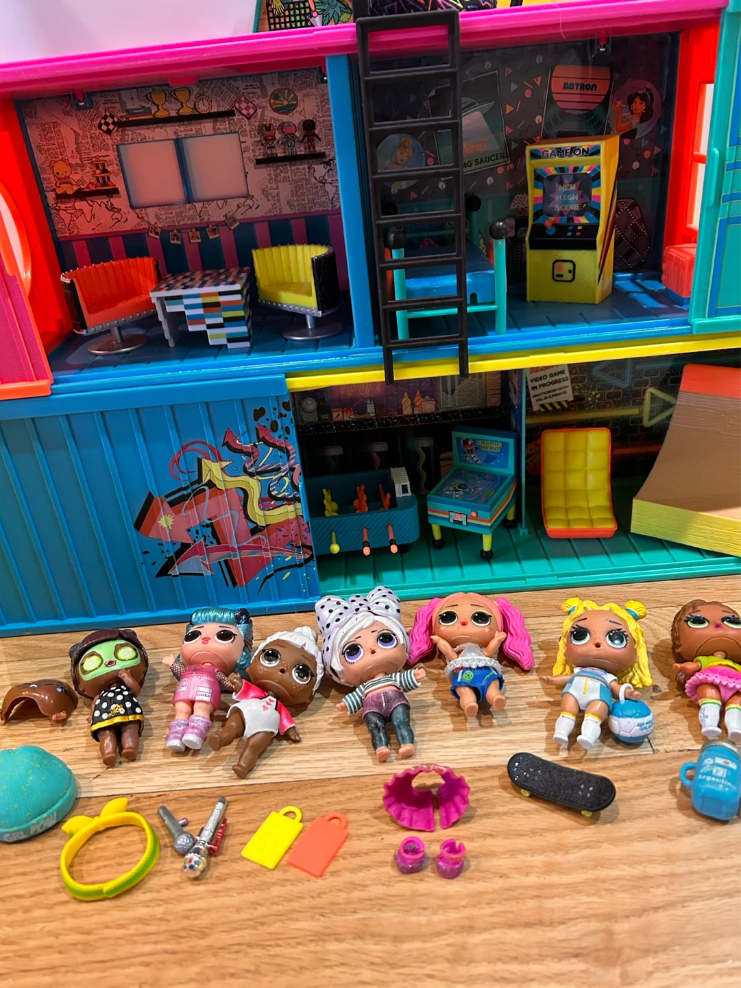 L.O.L. Surprise! Clubhouse Playset with Dolls - photo 3