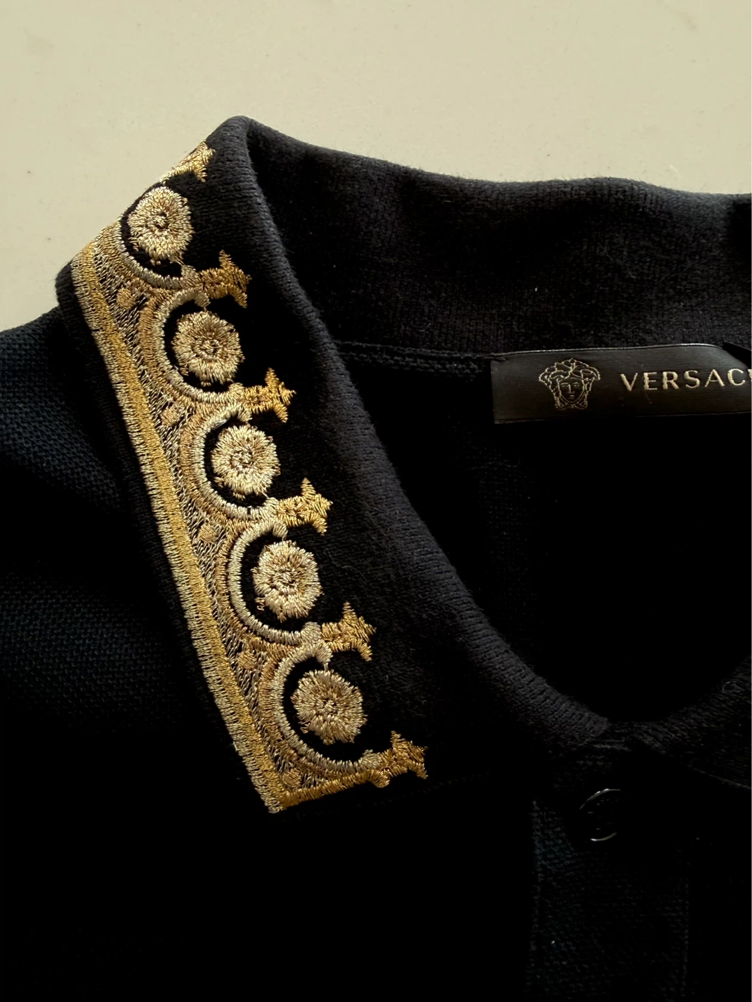 $145 Versace Gold ‘Royal’ Polo Authentic QR Code Size Small - photo 2
