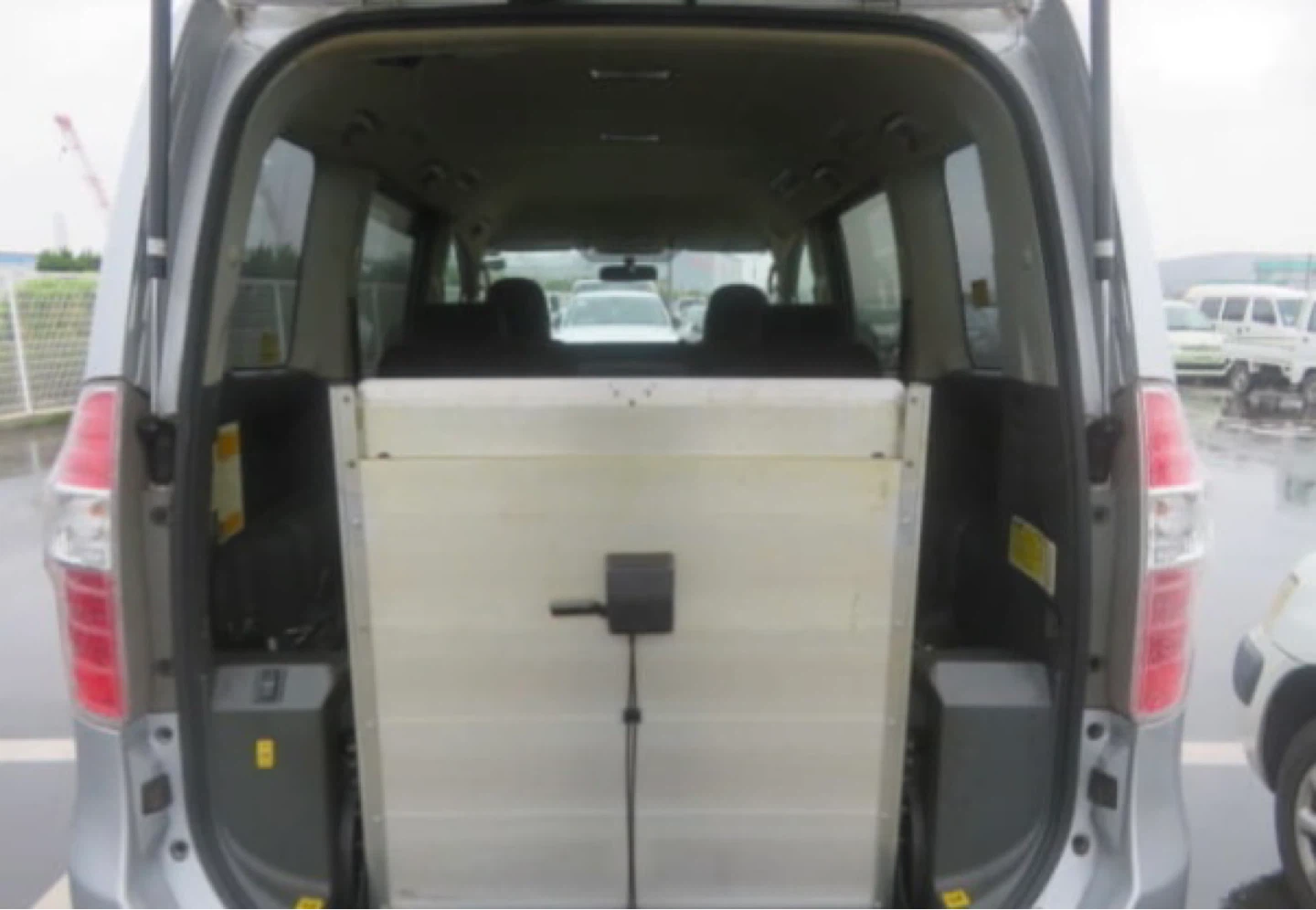 2010 Toyota Noah Wheelchair Accessible Van - photo 2