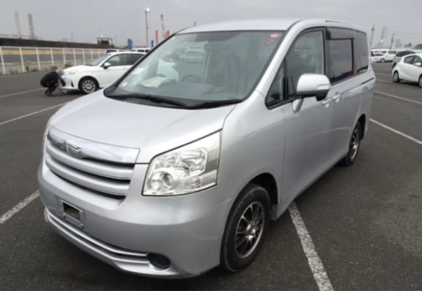 2010 Toyota Noah Wheelchair Accessible Van - photo 4