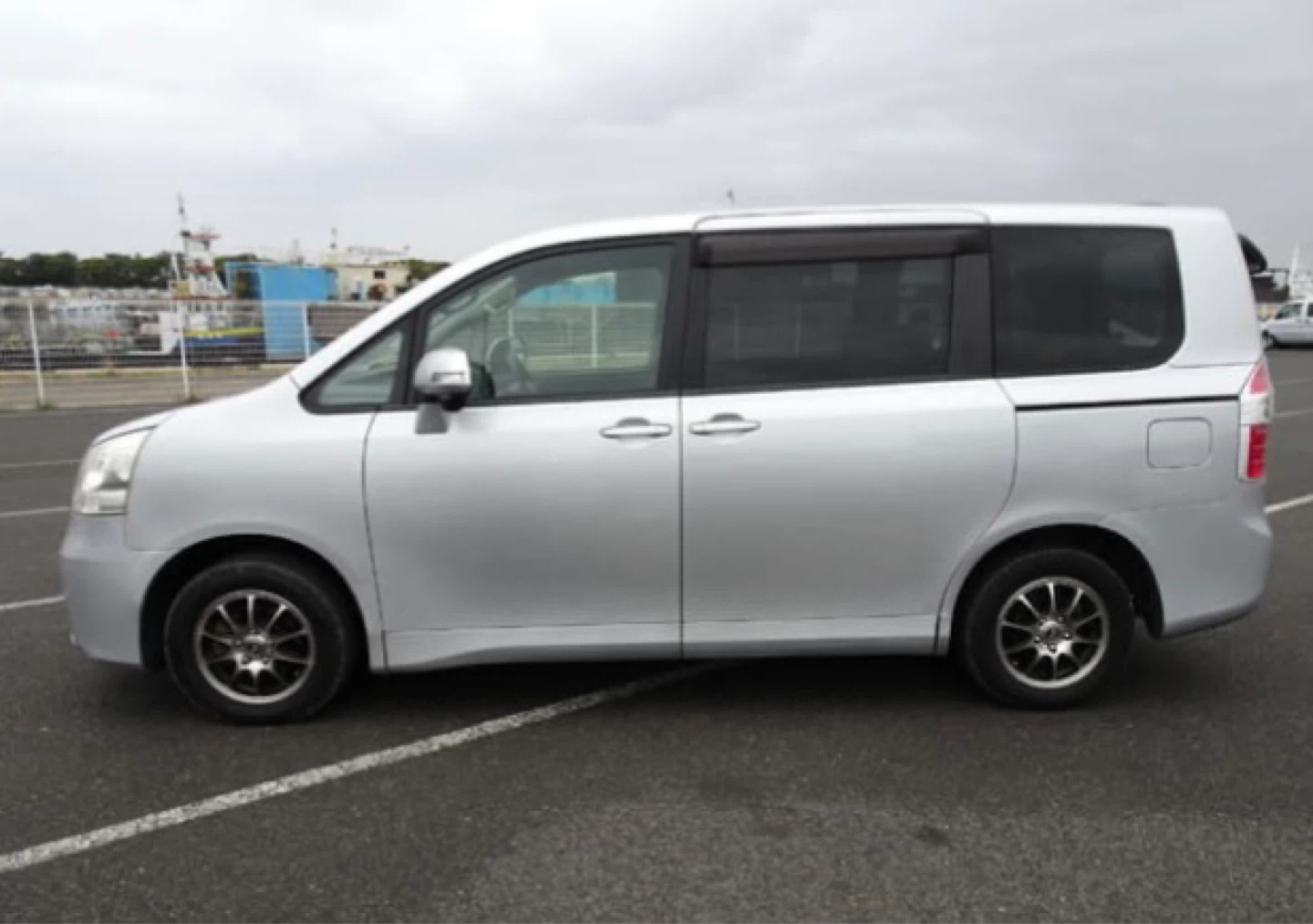 2010 Toyota Noah Wheelchair Accessible Van - photo 5