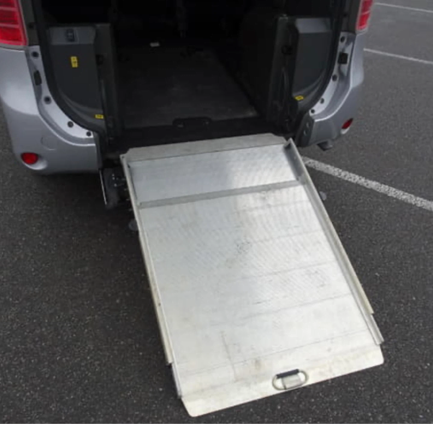 2010 Toyota Noah Wheelchair Accessible Van - photo 3