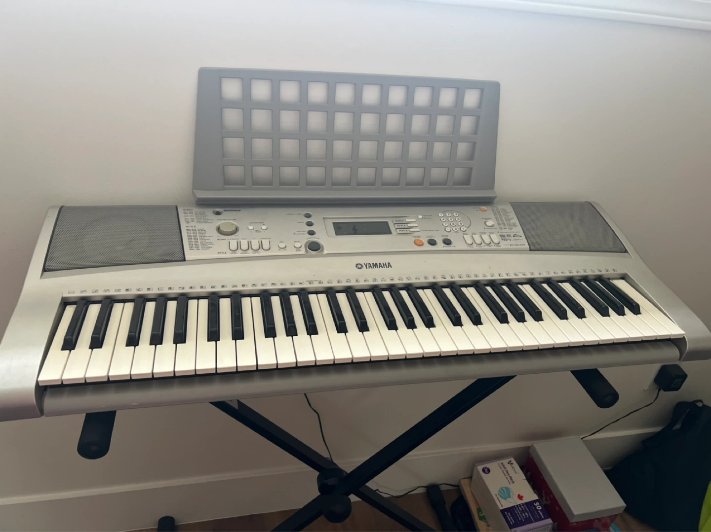 Yamaha Electronic Keyboard with Stand - photo 2