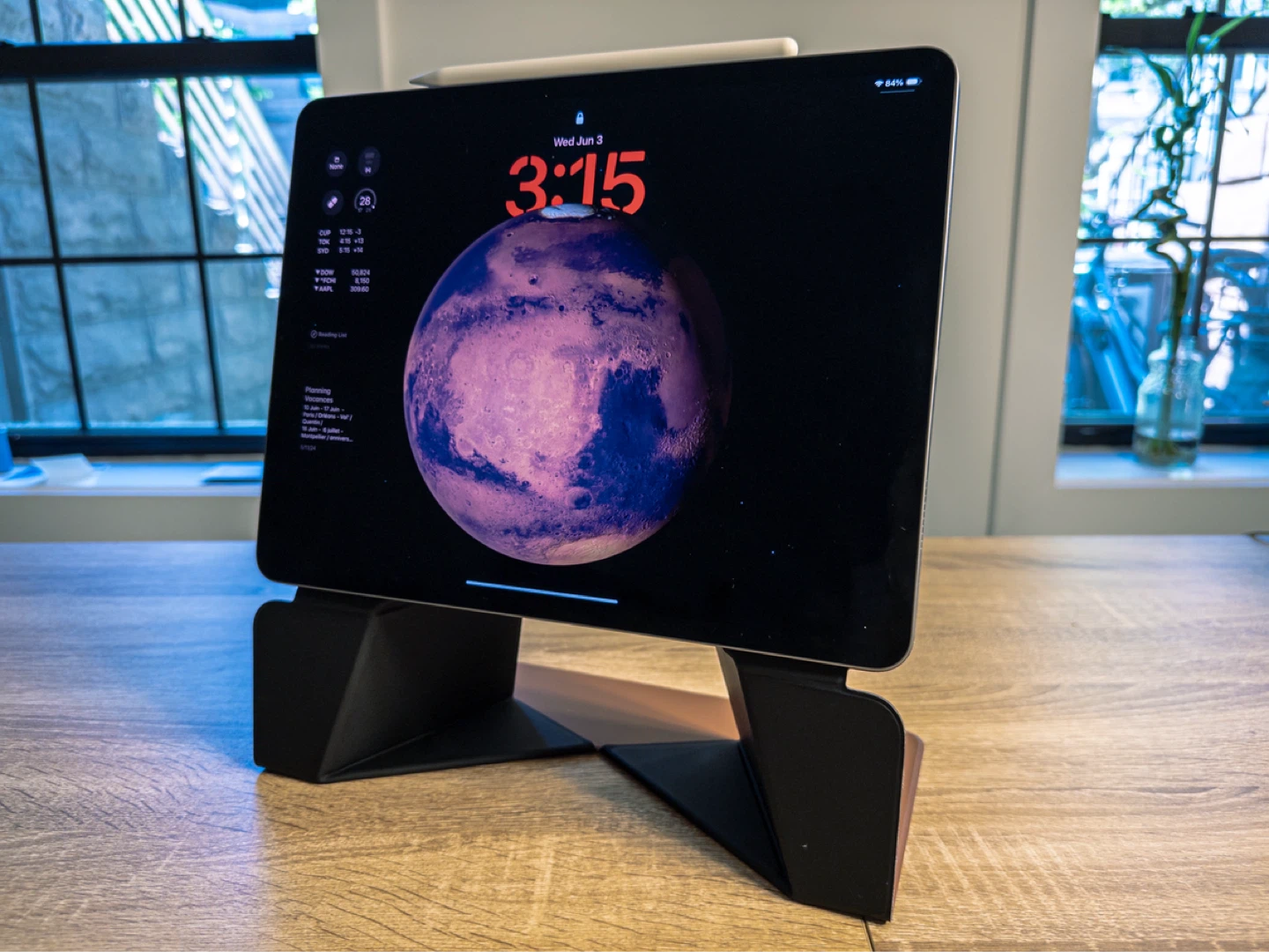 iPad Pro 12.9” 6th Gen + Apple Pencil Gen 2 + Moft Stand