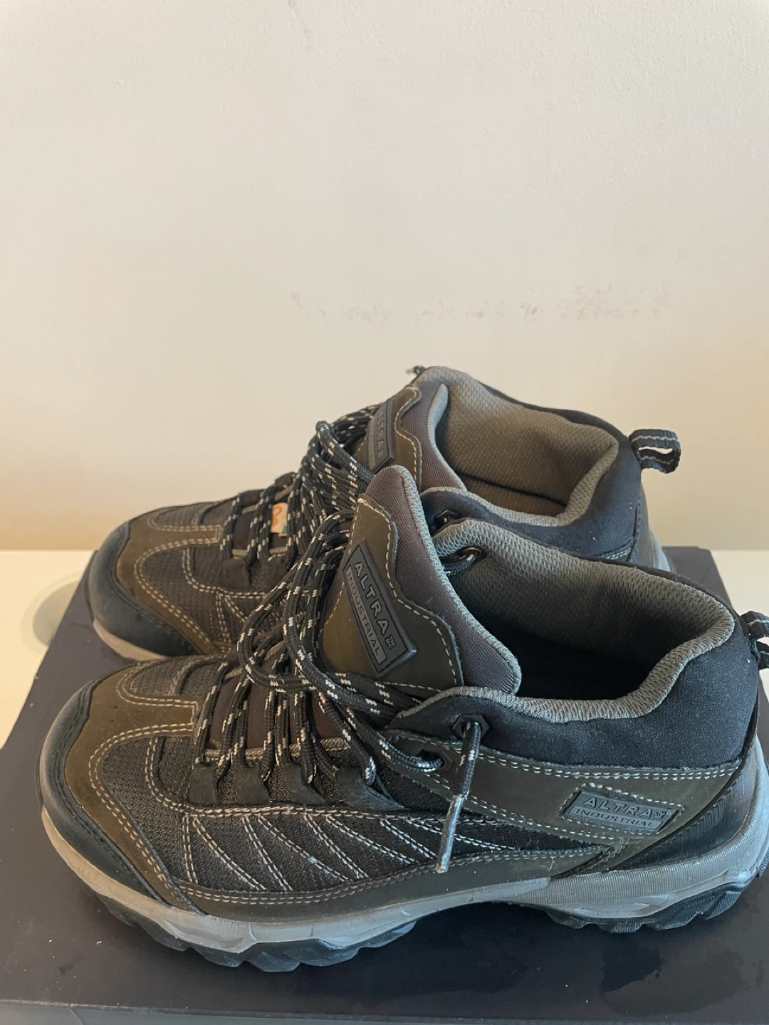 Hiking shoes - photo 2