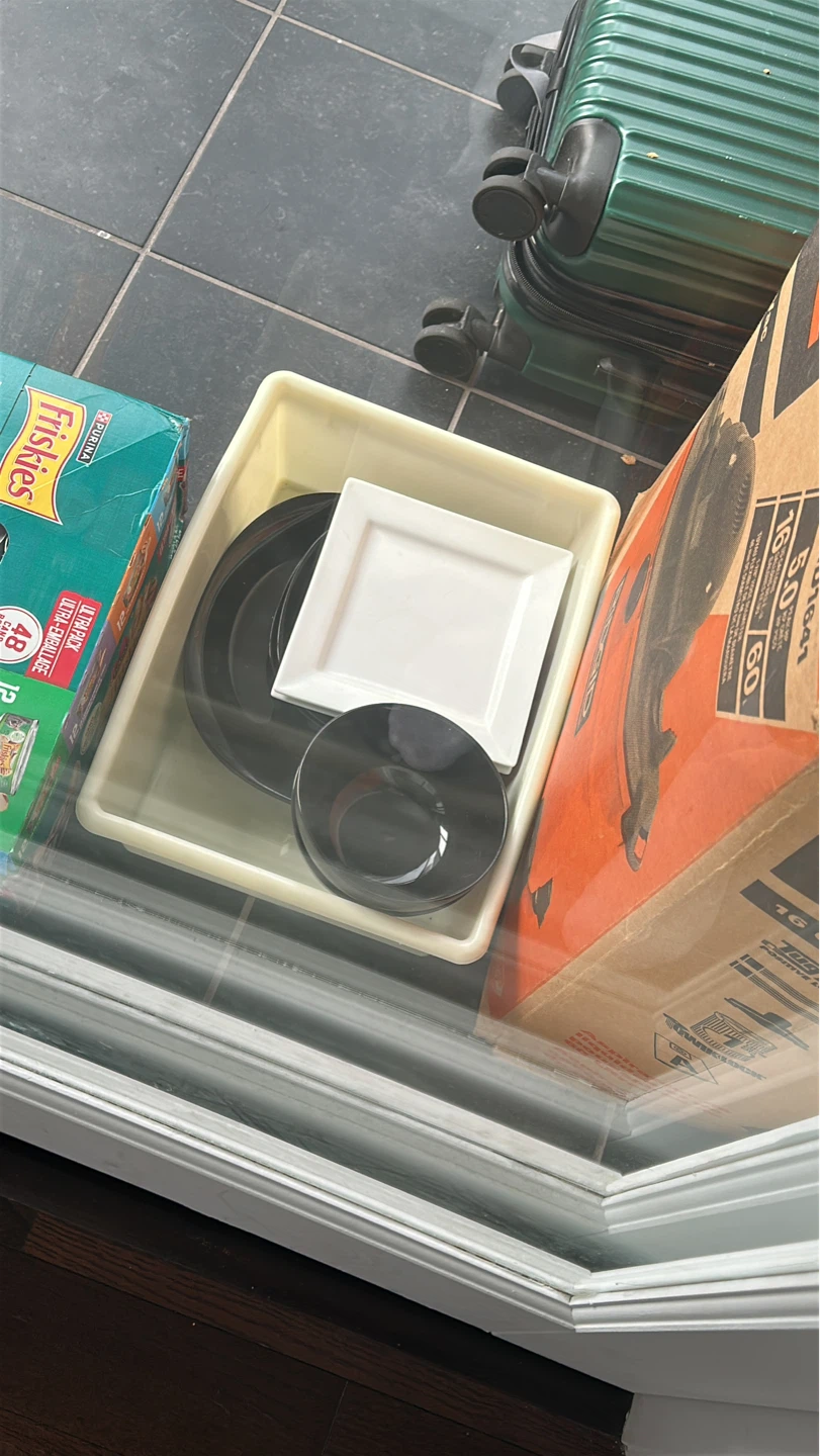 Black and White Square Plates Set